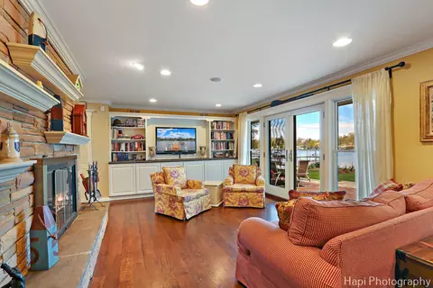 Living - 714 S Riverside Dr, Mchenry, IL 60050 photo 2 of 5
