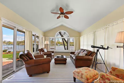 Living - 714 S Riverside Dr, Mchenry, IL 60050 photo 4 of 5