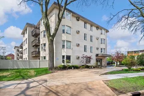 8232 Niles Center Rd #208, Skokie, IL 60077