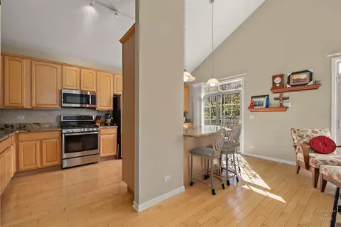Kitchen - 589 Prestwick Ln, Wheeling, IL 60090 photo 5 of 5