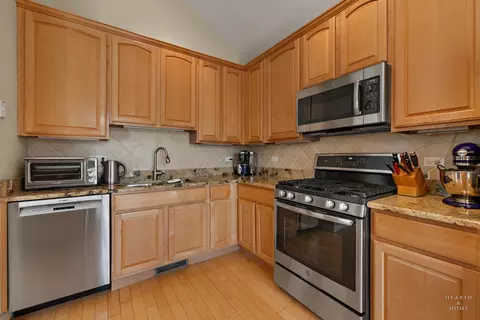 Kitchen - 589 Prestwick Ln, Wheeling, IL 60090 photo 4 of 5