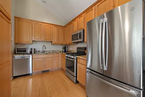 Kitchen - 589 Prestwick Ln, Wheeling, IL 60090 photo 3 of 5