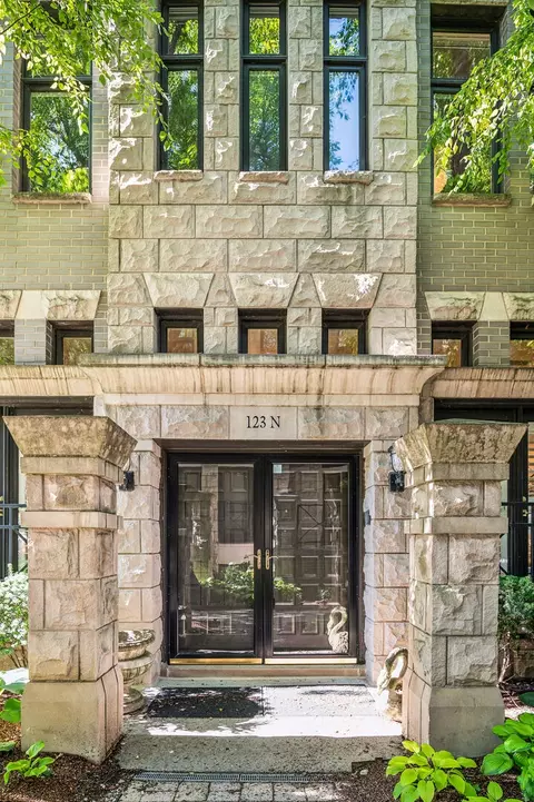 123 W Oak St #N, Chicago, IL 60610