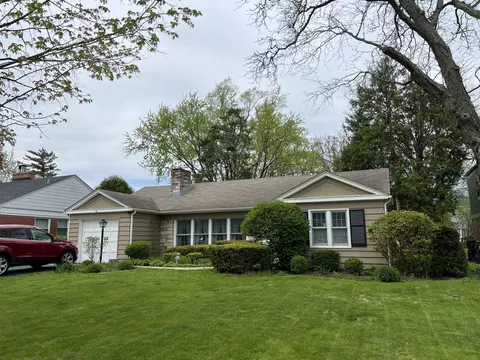 1942 Palmgren Dr, Glenview, IL 60025