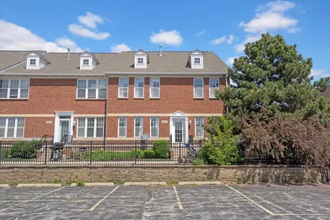 8207 Lincoln Ave, Skokie, IL 60077