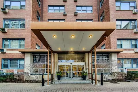 2909 N Sheridan Rd #809, Chicago, IL 60657