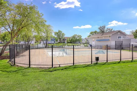 Exterior - 1482 Timber Trl #B, Wheaton, IL 60189 photo 2 of 3