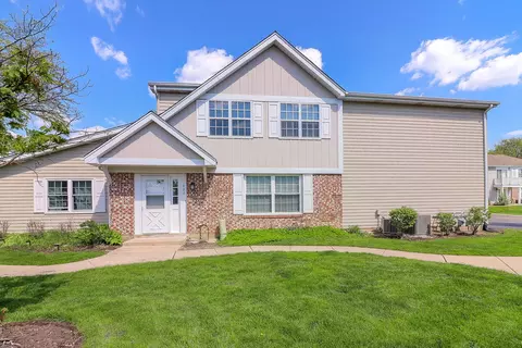 1482 Timber Trl #B, Wheaton, IL 60189