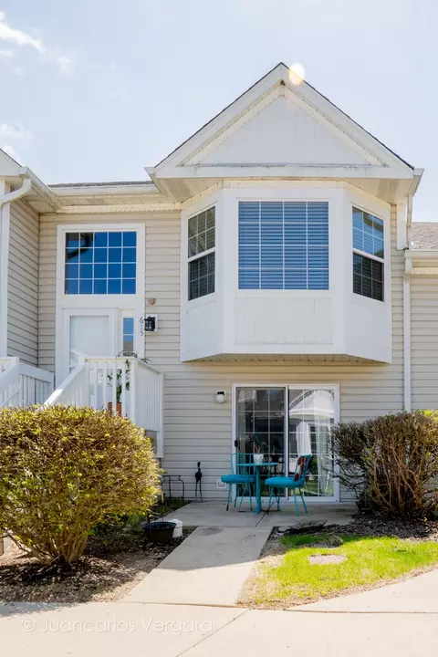 615 E Victoria Cir #615, North Aurora, IL 60542