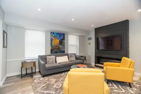 Living - 40 E 9th St #614, Chicago, IL 60605 photo 1 of 6
