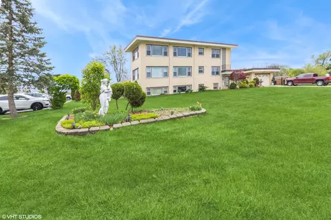 9 E Granville Ave, Roselle, IL 60172