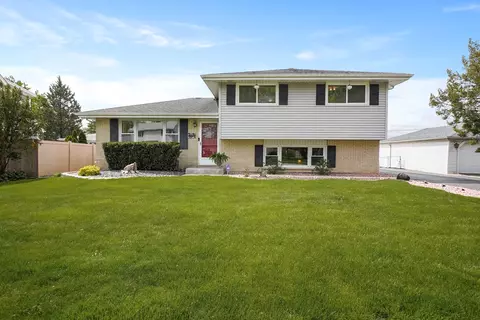 7821 W 99th St, Palos Hills, IL 60465