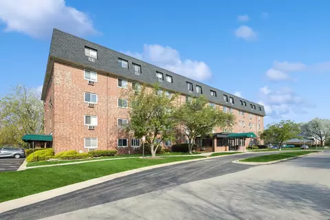 5011 Valley Ln #101, Streamwood, IL 60107