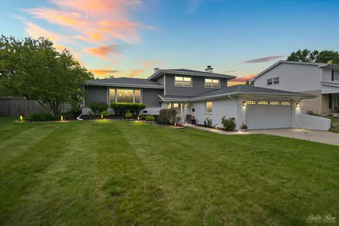 8 S100 Washington St, Darien, IL 60561