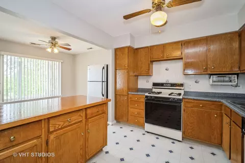 1770 Robin Ln #B, Hoffman Estates, IL 60169 photo 4