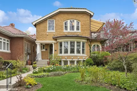 22 Le Moyne Pkwy, Oak Park, IL 60302