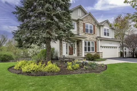2739 Constitution Dr, Lindenhurst, IL 60046