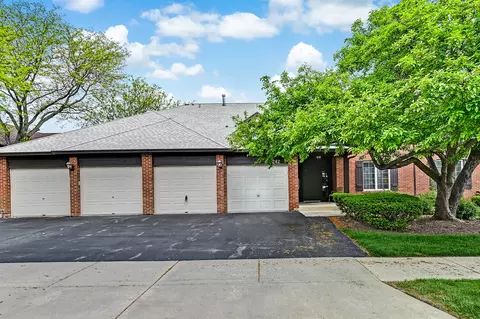 242 Stanhope Dr #B, Willowbrook, IL 60527