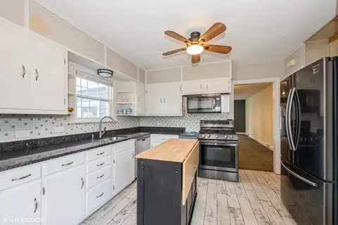 Kitchen - 336 S Wolf Rd, Des Plaines, IL 60016 photo 2 of 2