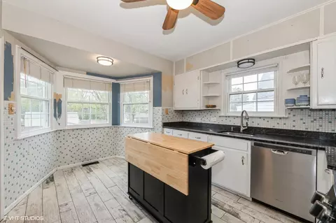 Kitchen - 336 S Wolf Rd, Des Plaines, IL 60016 photo 1 of 2