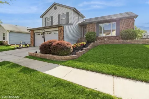 6 Sandalwood Ct, Streamwood, IL 60107