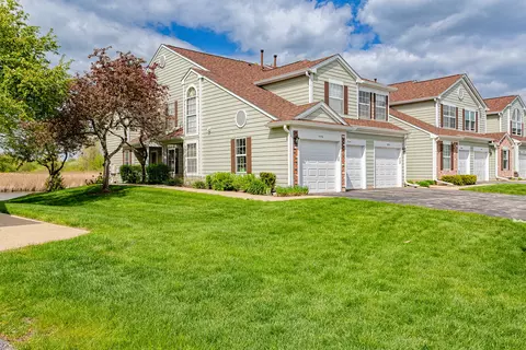 33 Hoover Ct #A, Streamwood, IL 60107