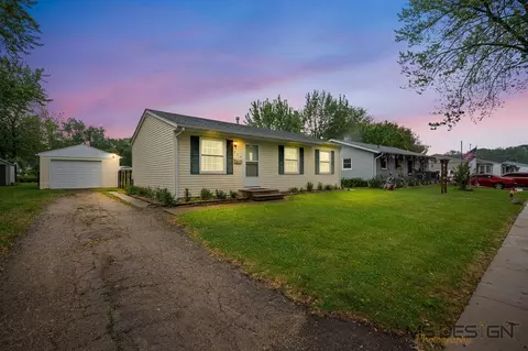 927 Lakeview Dr, Rochelle, IL 61068