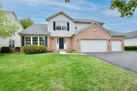 700 Manhattan Cir, Oswego, IL 60543