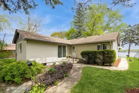 3714 W Lake Shore Dr, Wonder Lake, IL 60097