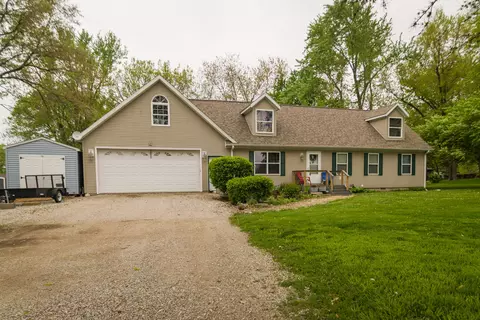 403 Buckles Grove Rd, Le Roy, IL 61752