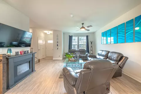 27 Nicholas Dr E, Des Plaines, IL 60016 photo 4