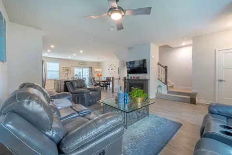 27 Nicholas Dr E, Des Plaines, IL 60016 photo 5