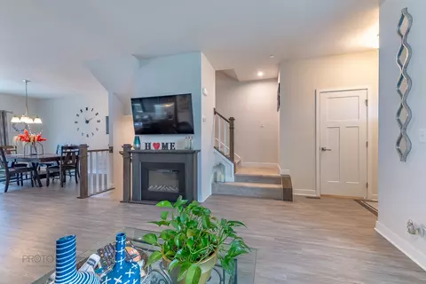 27 Nicholas Dr E, Des Plaines, IL 60016 photo 6