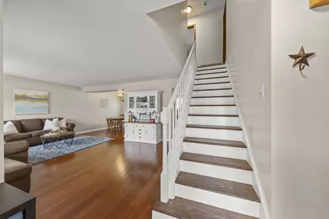 Entry Way - 680 Tennyson Dr, Wheaton, IL 60189 photo 1 of 2