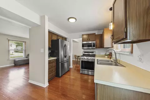 Kitchen - 680 Tennyson Dr, Wheaton, IL 60189 photo 4 of 4