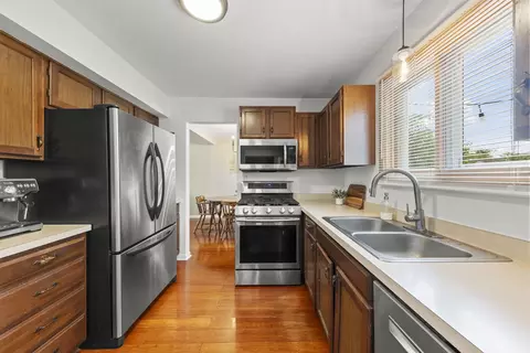 Kitchen - 680 Tennyson Dr, Wheaton, IL 60189 photo 3 of 4