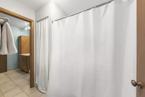 Bath - 680 Tennyson Dr, Wheaton, IL 60189 photo 3 of 5