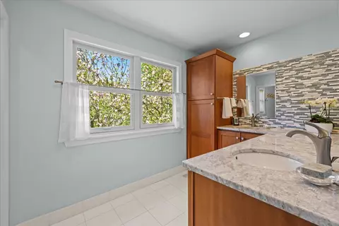 Bath - 585 Apache Dr, Batavia, IL 60510 photo 4 of 5