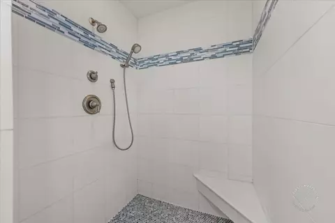 Bath - 585 Apache Dr, Batavia, IL 60510 photo 3 of 5