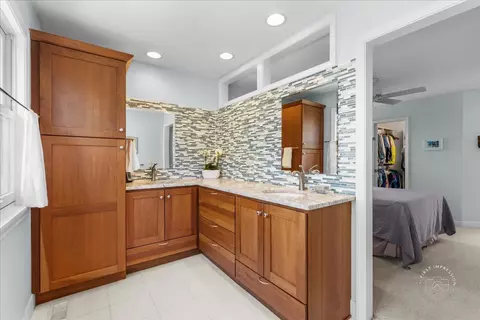 Bath - 585 Apache Dr, Batavia, IL 60510 photo 2 of 5