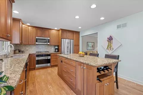 Kitchen - 585 Apache Dr, Batavia, IL 60510 photo 2 of 3