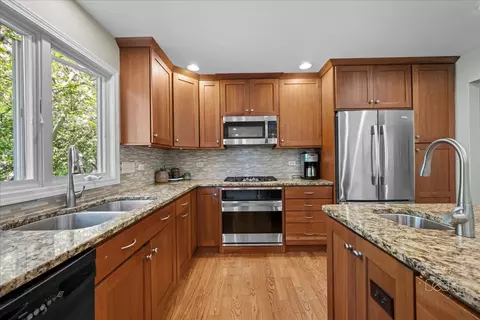 Kitchen - 585 Apache Dr, Batavia, IL 60510 photo 3 of 3