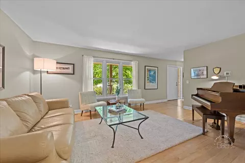 Living - 585 Apache Dr, Batavia, IL 60510 photo 2 of 4