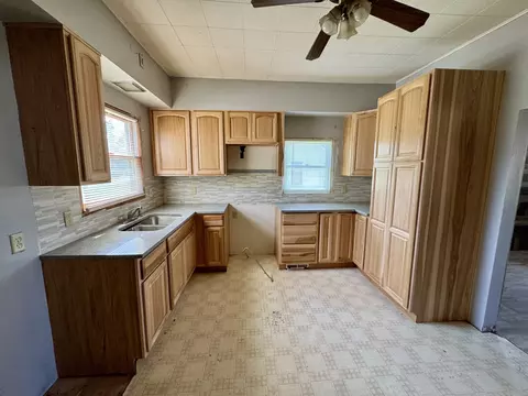221 E 1st St, Spring Valley, IL 61362 photo 6