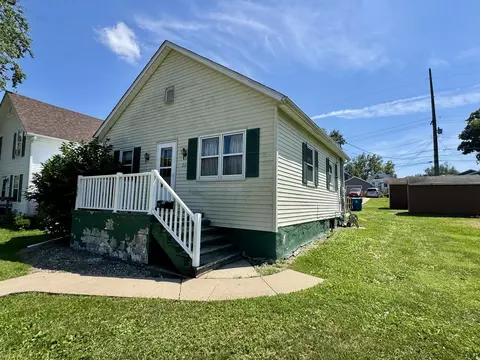 221 E 1st St, Spring Valley, IL 61362