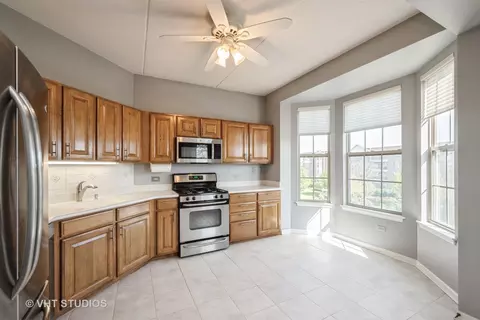 Kitchen - 3115 Town Square Dr #303, Rolling Meadows, IL 60008 photo 2 of 2