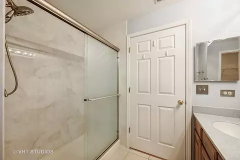Bath - 3115 Town Square Dr #303, Rolling Meadows, IL 60008 photo 2 of 3