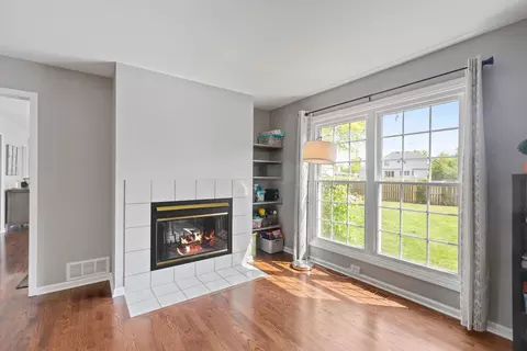 Living - 1411 Yosemite Pkwy, Algonquin, IL 60102 photo 1 of 2
