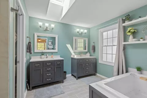 Bath - 1411 Yosemite Pkwy, Algonquin, IL 60102 photo 2 of 4