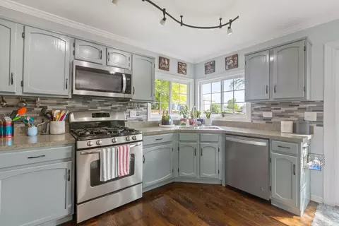 Kitchen - 1411 Yosemite Pkwy, Algonquin, IL 60102 photo 2 of 4